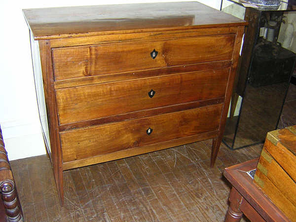 20th Century Pair of Walnut Comodini