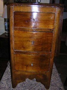 walnut comodino