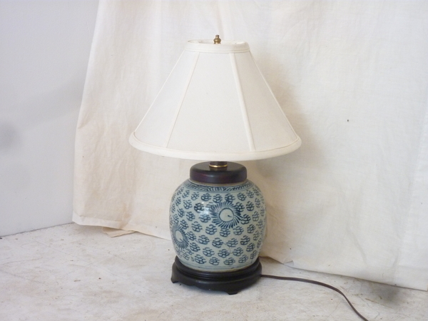19th Century Chinese Porcelain Lamp