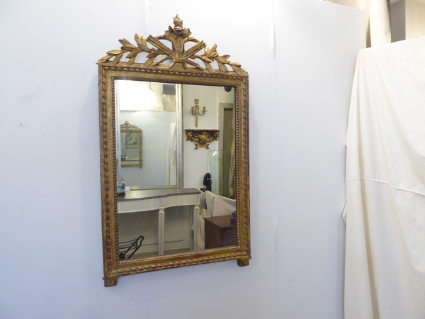 French 18th Century Carved Giltwood Mirror
