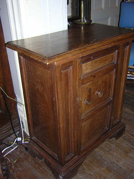 Early 19th century Italian walnut credenza