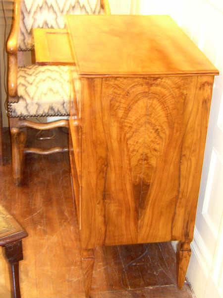 20th Century Italian Pair of Olivewood Bedside Chests