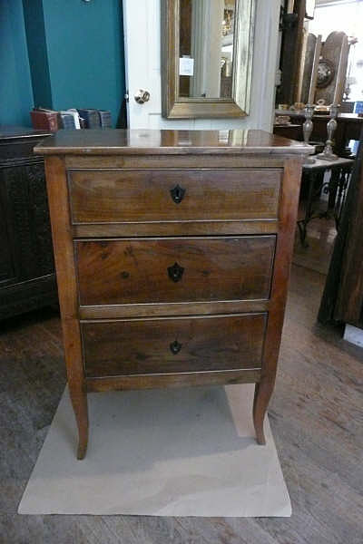 Three Drawer Comodino